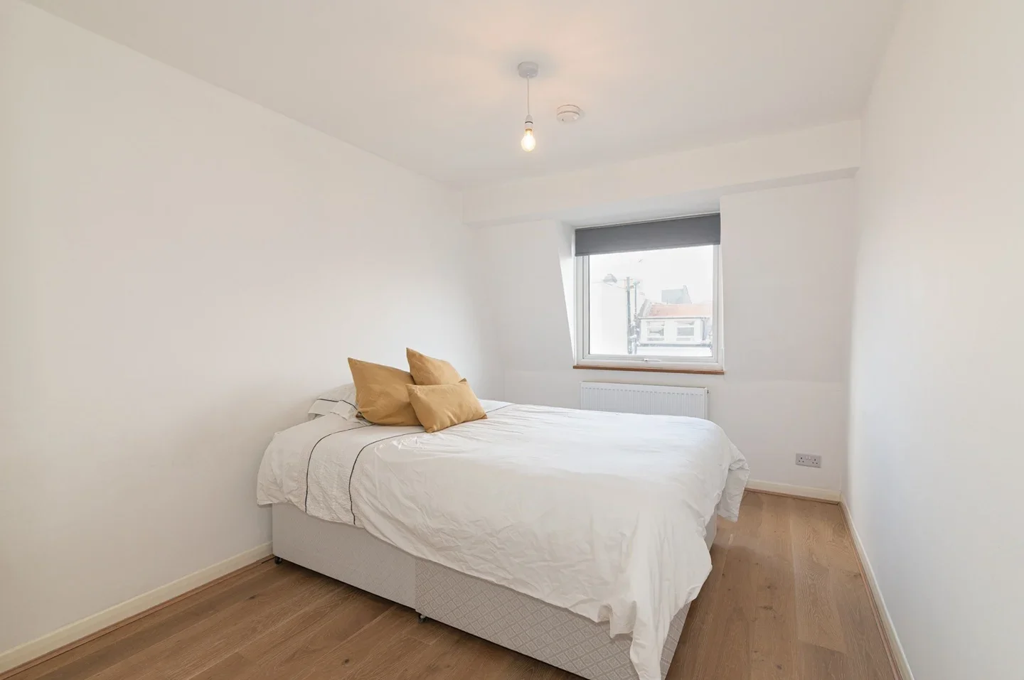 Flat Tooting High Street in Greater London