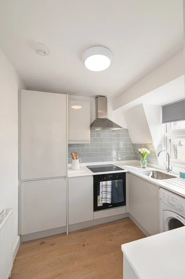 Flat Tooting High Street in Greater London