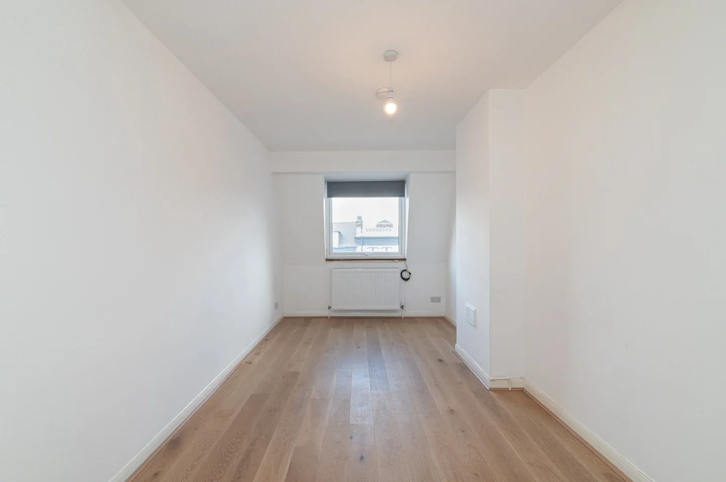 Flat Tooting High Street in Greater London