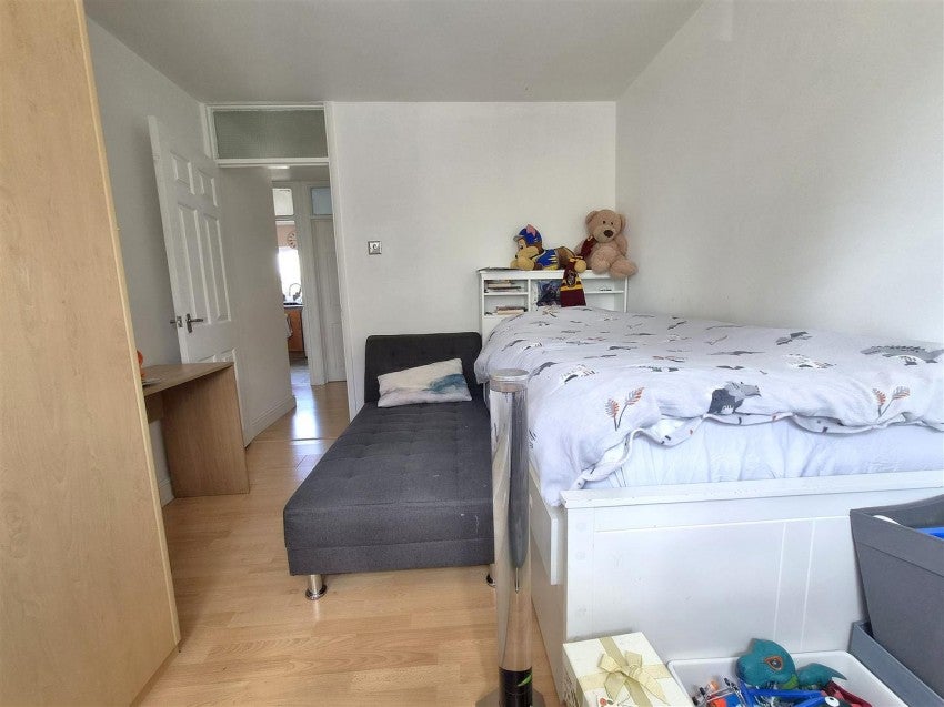 Flat Mayplace Road East in Greater London
