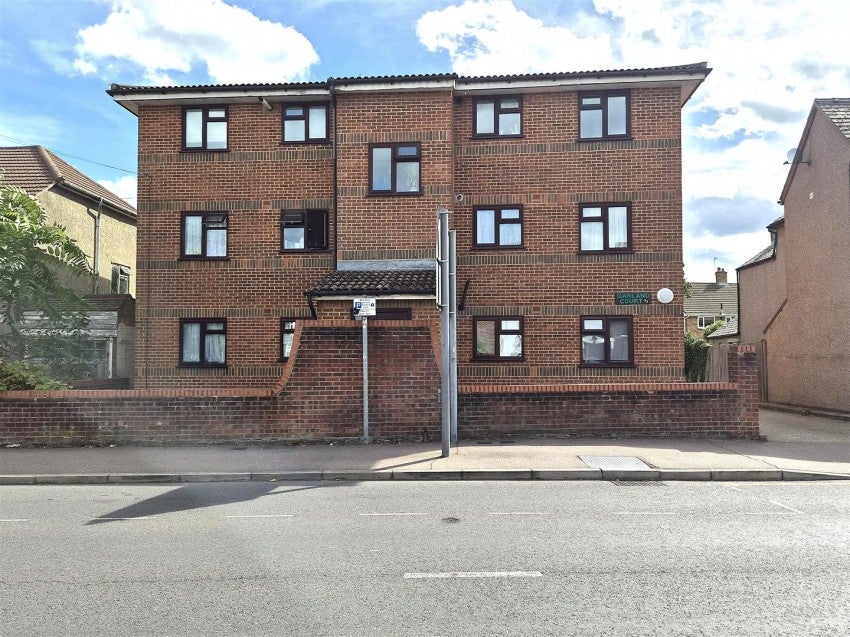 Flat Mayplace Road East in Greater London