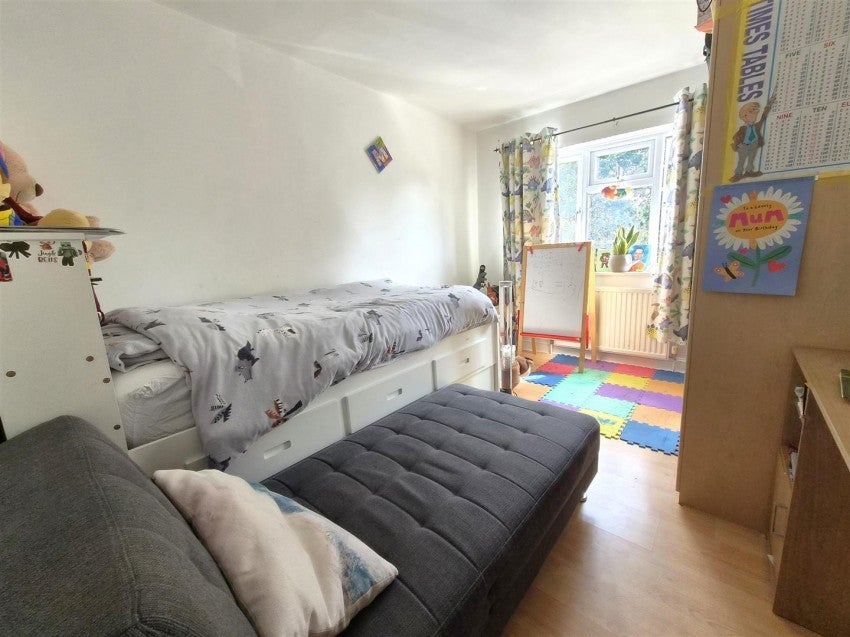 Flat Mayplace Road East in Greater London