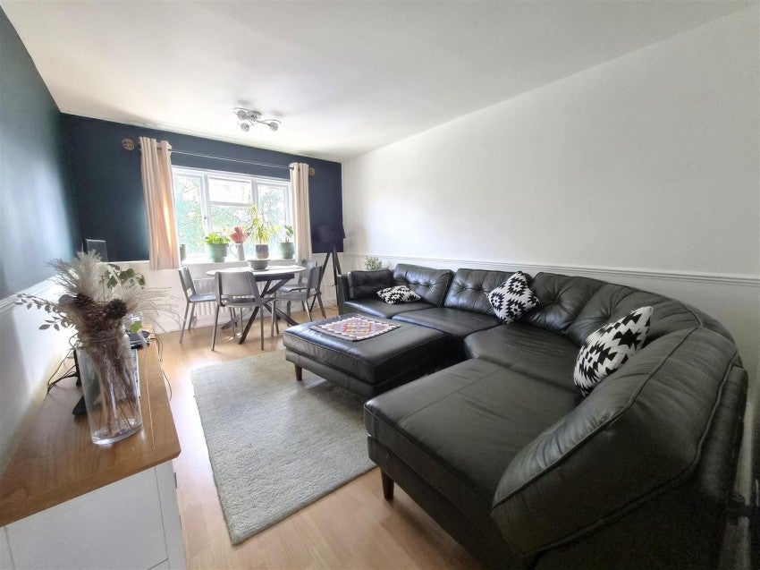 Flat Mayplace Road East in Greater London