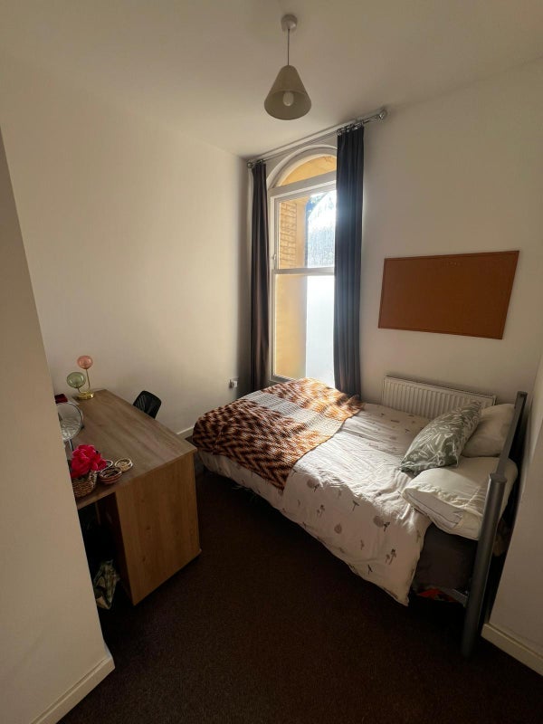 Room Clarkehouse Road in Sheffield