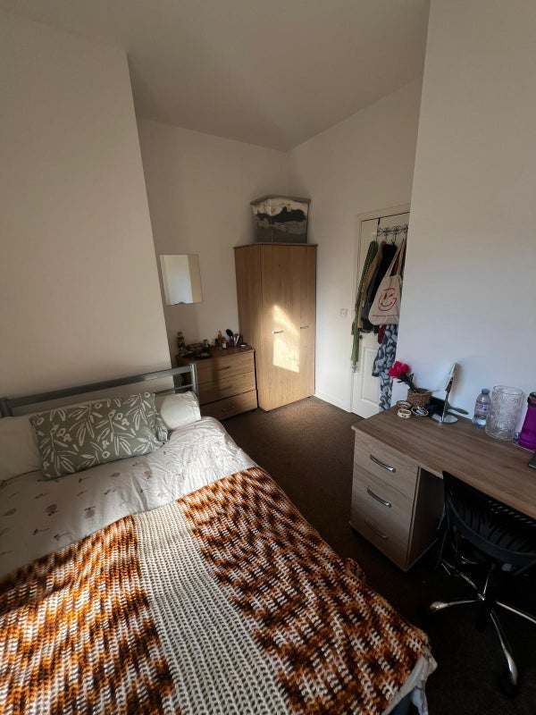 Room Clarkehouse Road in Sheffield