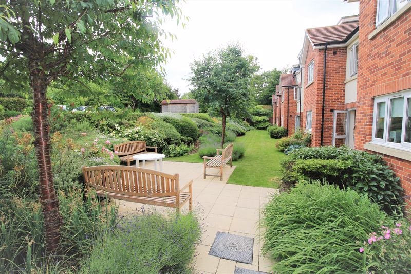 Flat Wellington Avenue in Princes Risborough