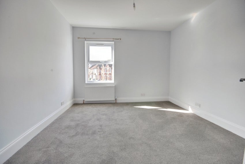 Flat Percy Road in Watford