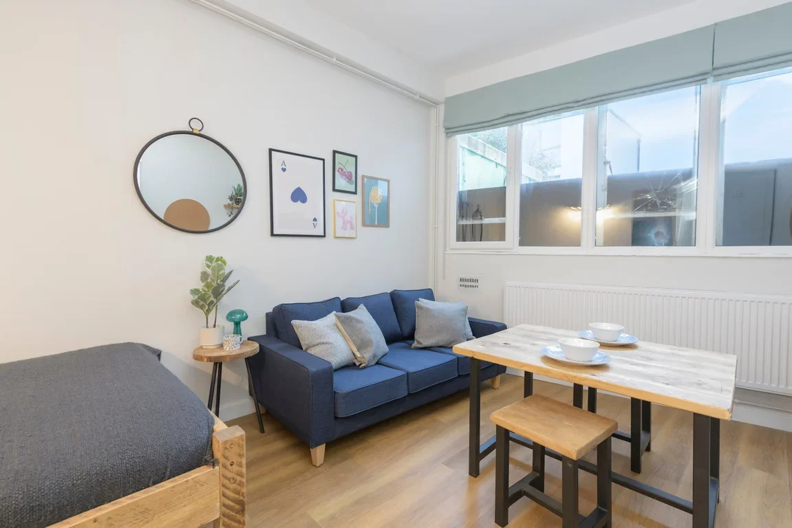 Flat Grosvenor Road in Greater London