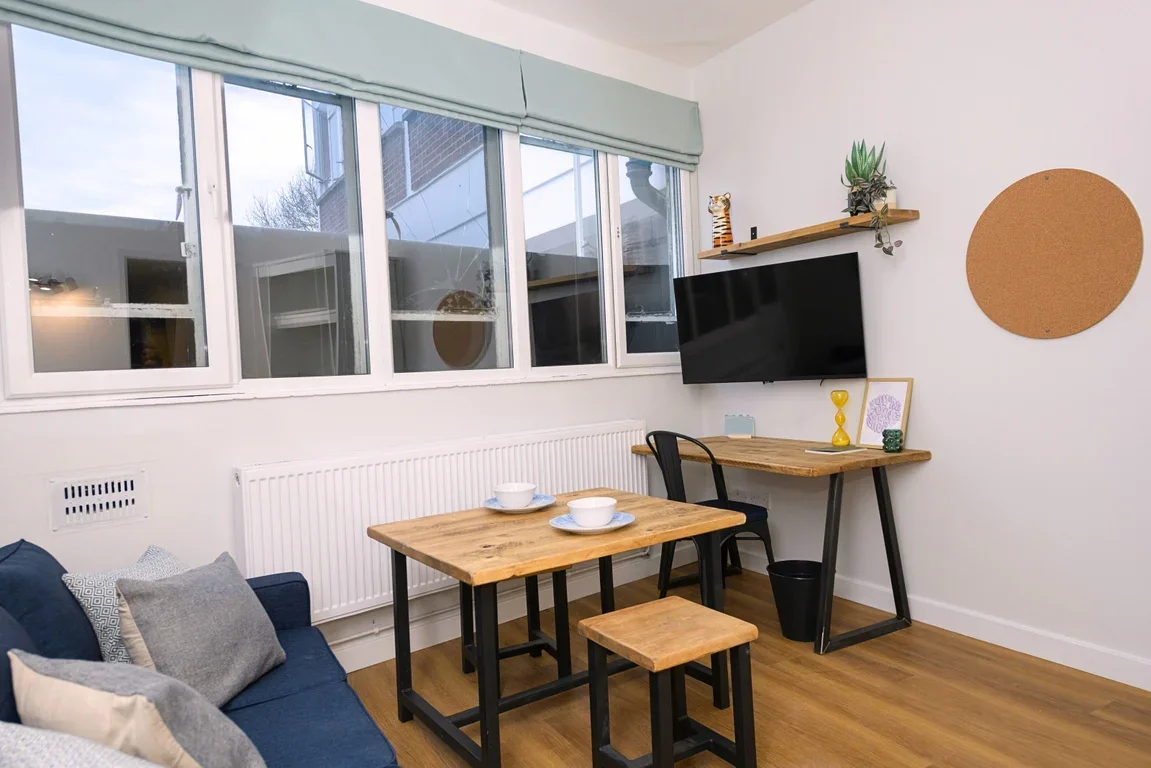 Flat Grosvenor Road in Greater London