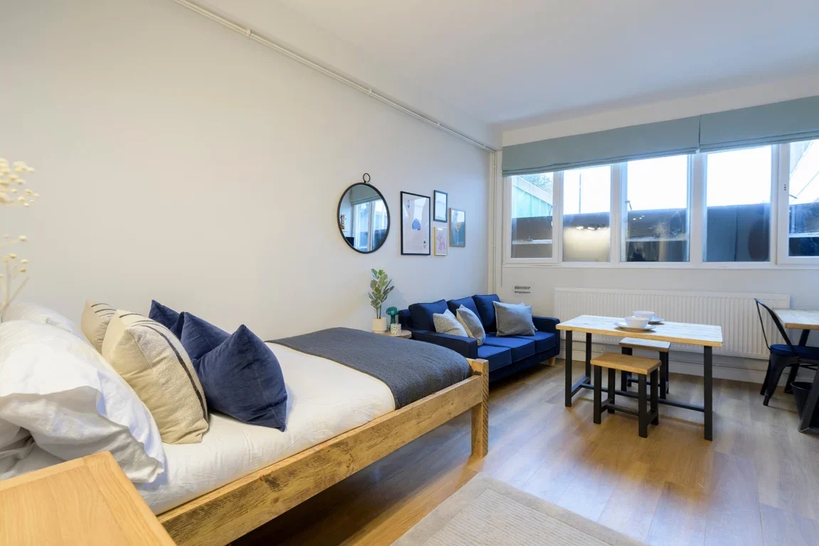 Flat Grosvenor Road in Greater London