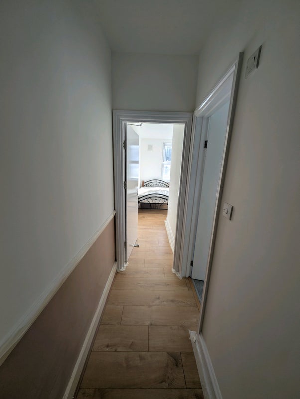 Room Ferndale Road in Greater London