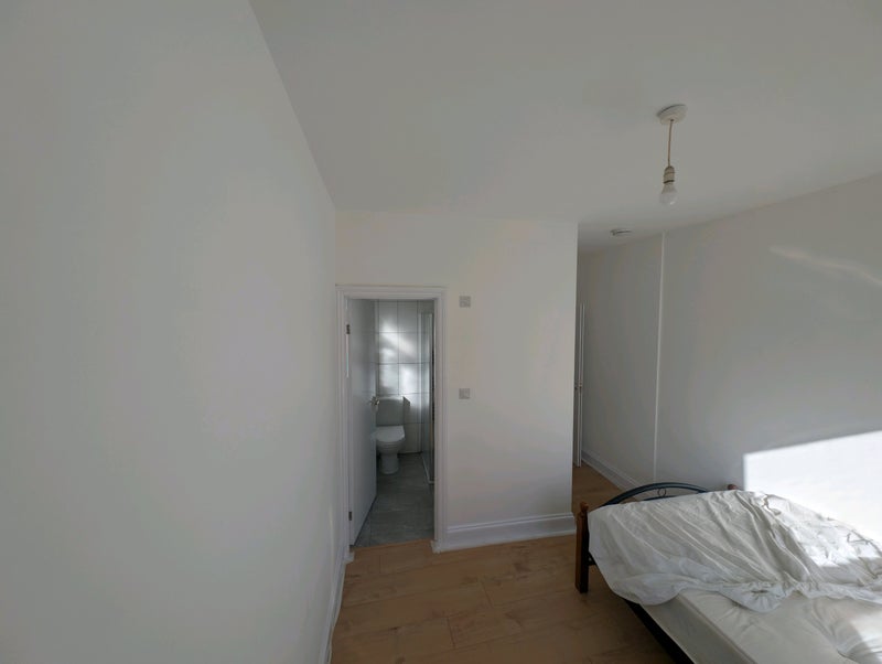 Room Ferndale Road in Greater London
