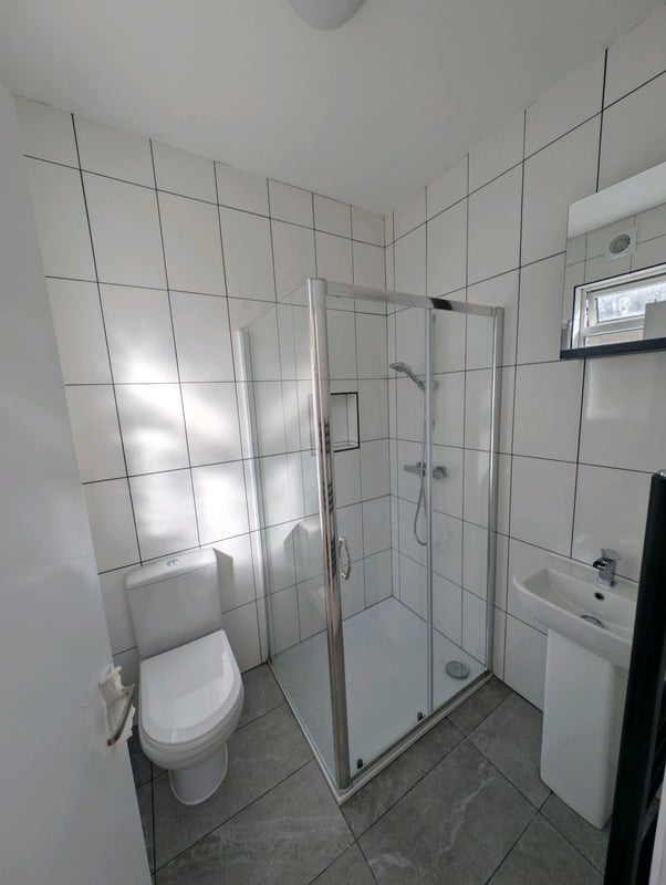 Room Ferndale Road in Greater London