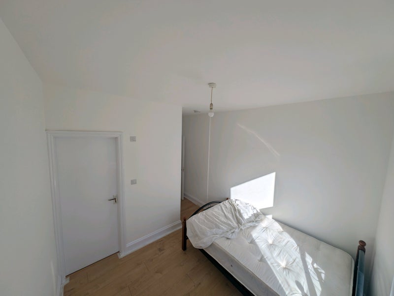 Room Ferndale Road in Greater London
