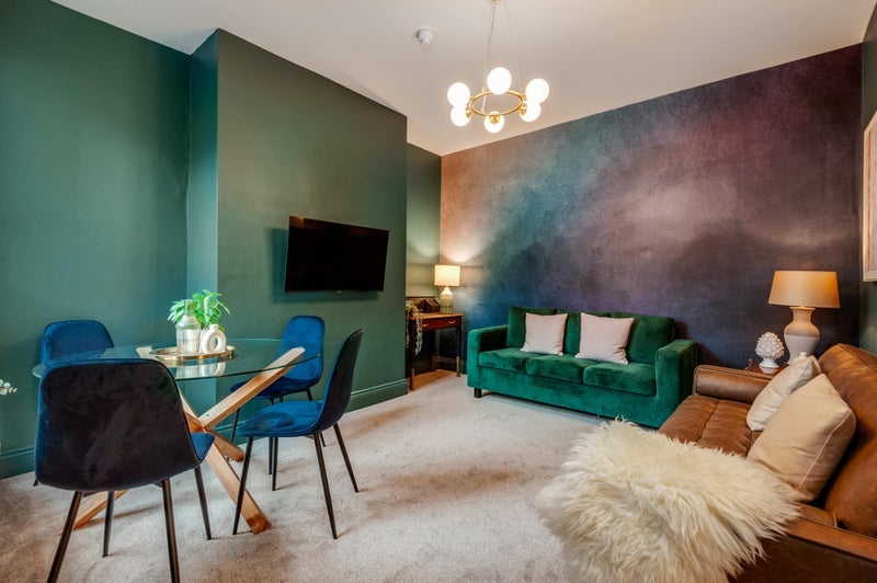 Room Ampthill Road in Liverpool