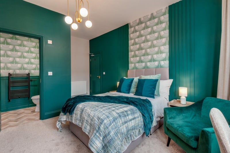 Room Ampthill Road in Liverpool
