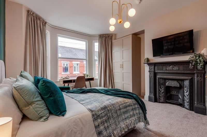 Room Ampthill Road in Liverpool
