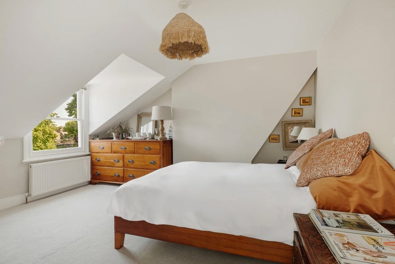 Room Thornton Avenue in Greater London