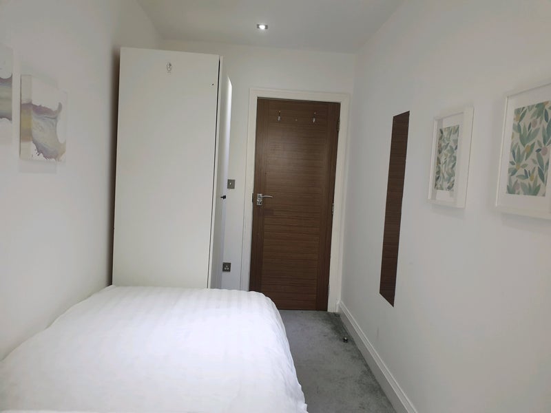 Room Edge Point Close in Greater London