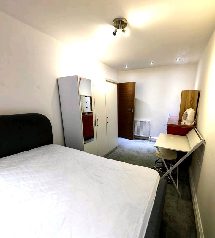 Room Edge Point Close in Greater London
