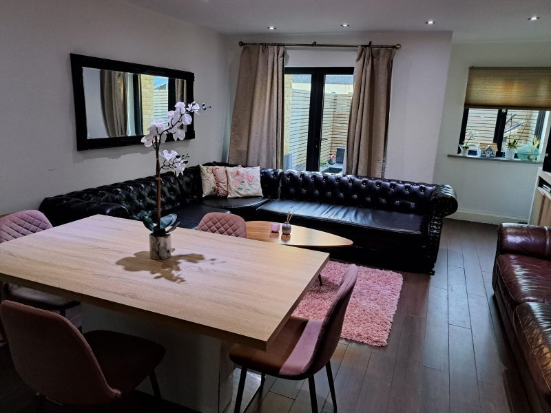 Room Edge Point Close in Greater London