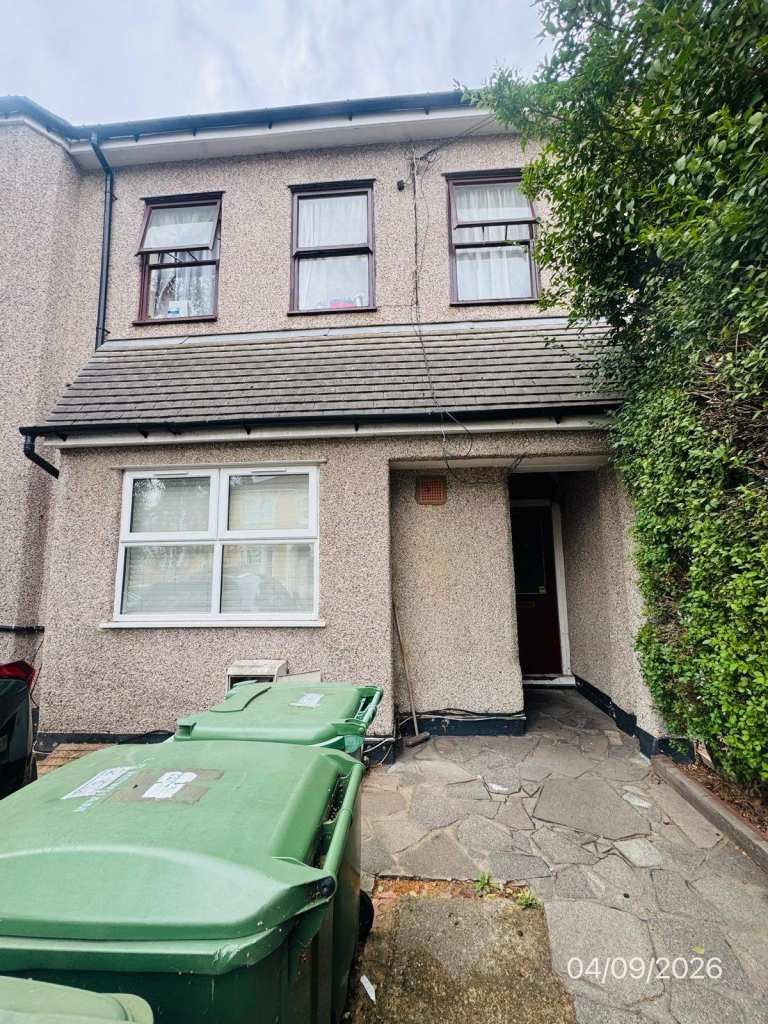 Flat Margery Park Road in Greater London
