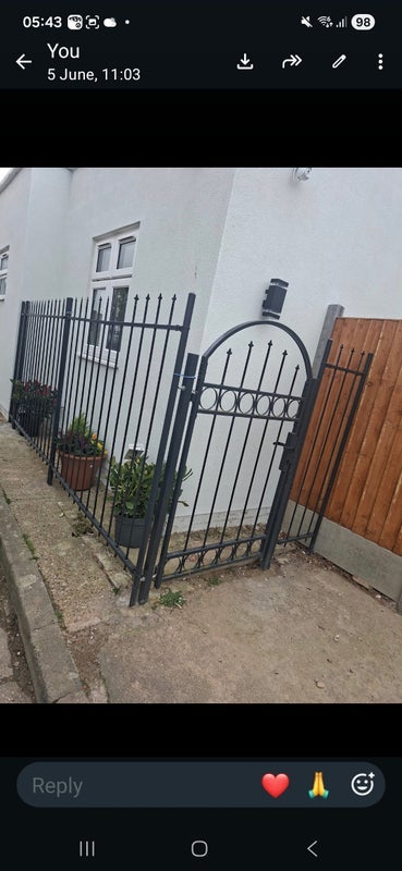 Room Crest Avenue in Basildon