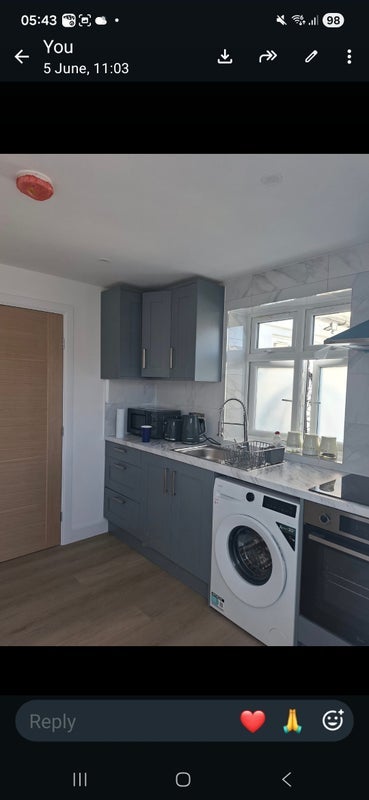 Room Crest Avenue in Basildon