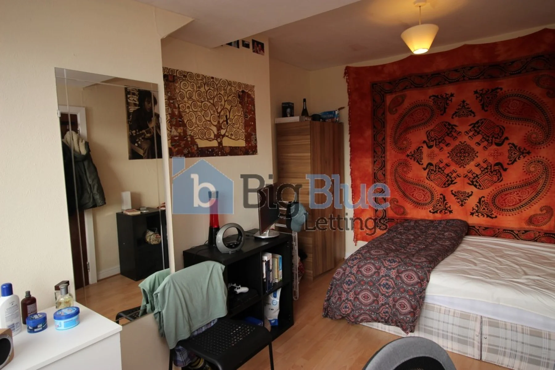 Room Chestnut Avenue in Leeds