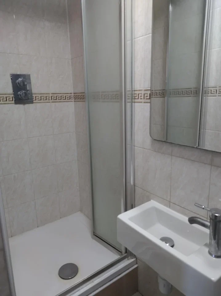Room Grant Road in Greater London