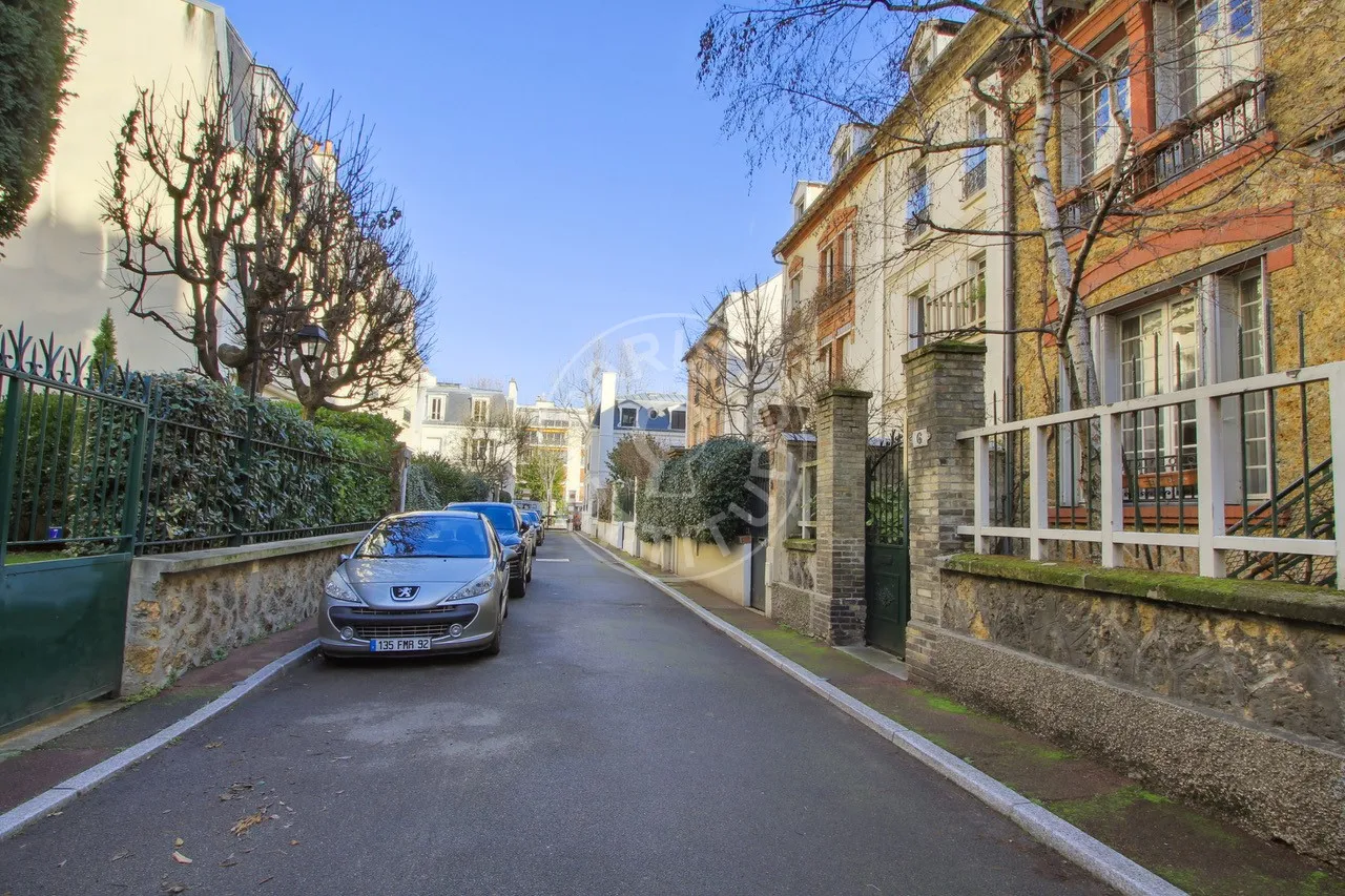 Flat Avenue Sainte-Foy in Neuilly-sur-Seine