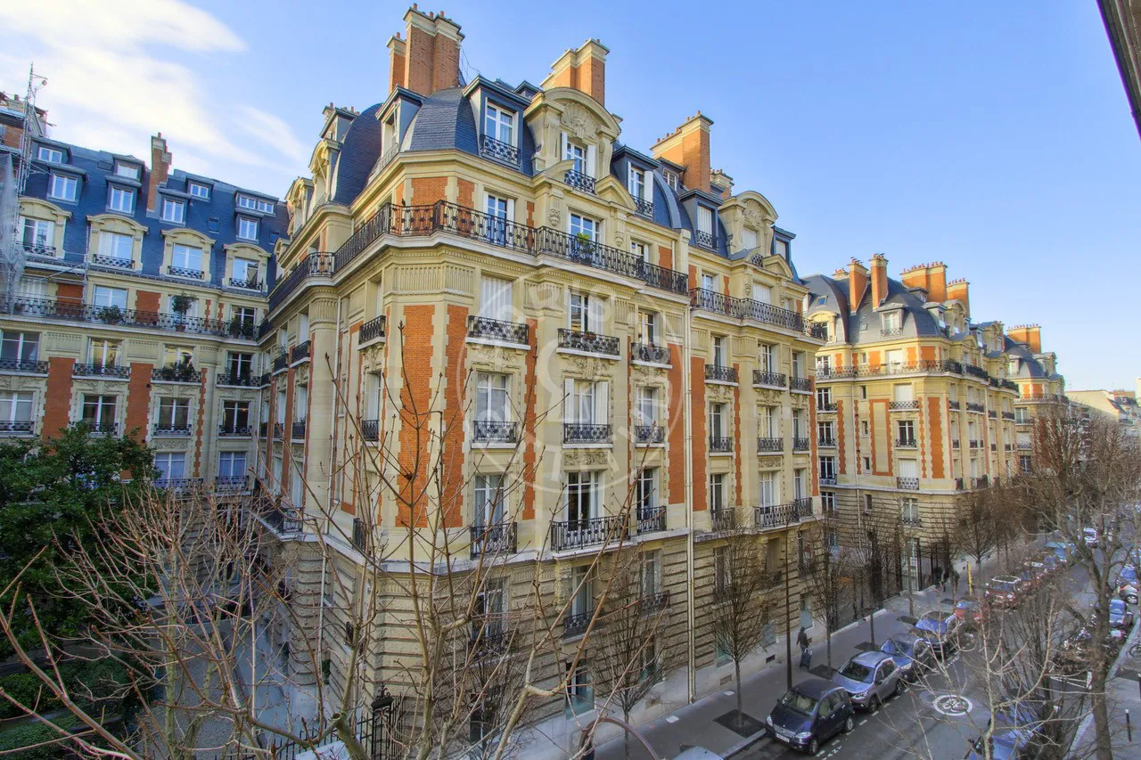 Flat Avenue Sainte-Foy in Neuilly-sur-Seine