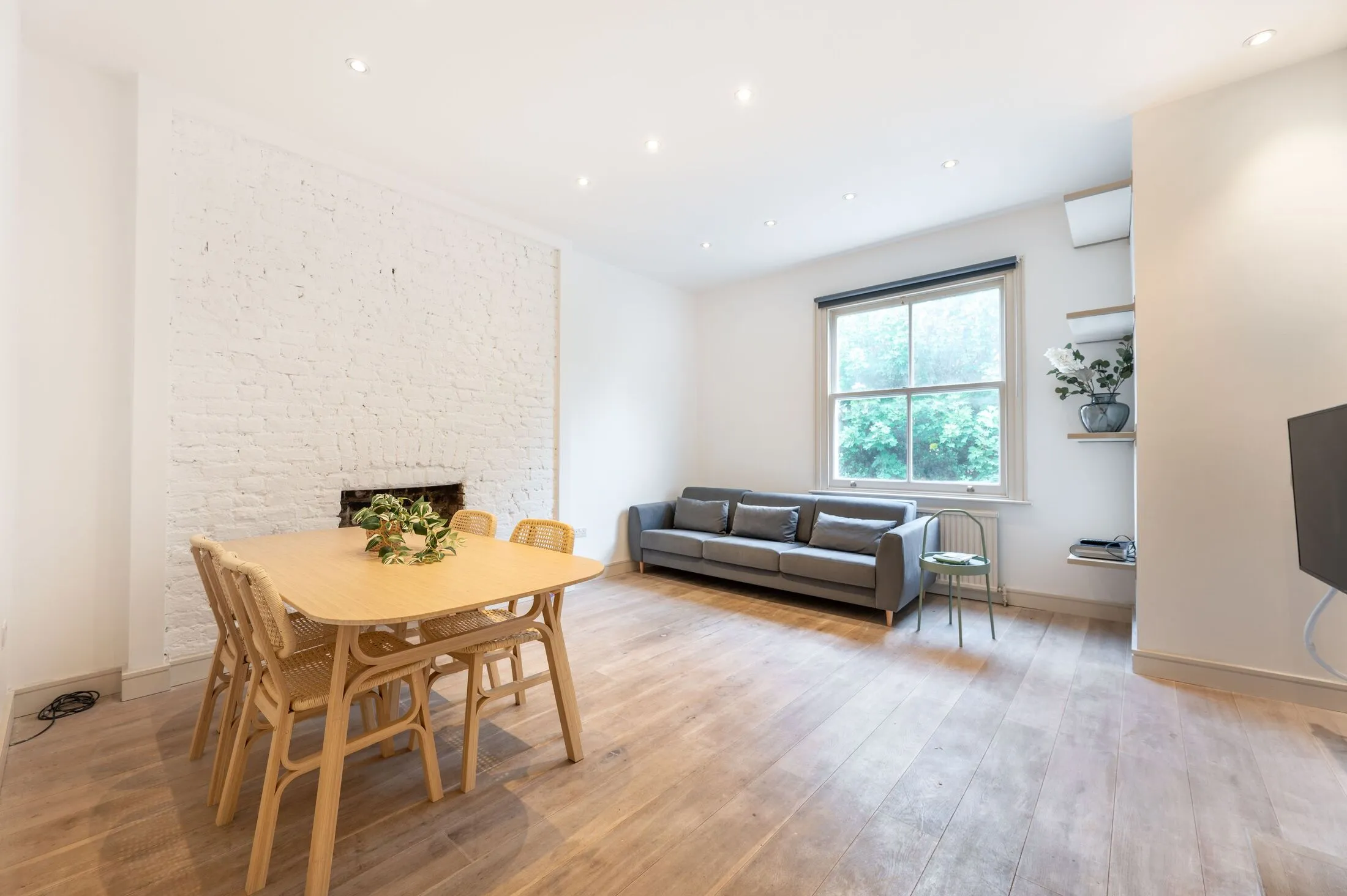 Flat Upper Addison Gardens in Greater London