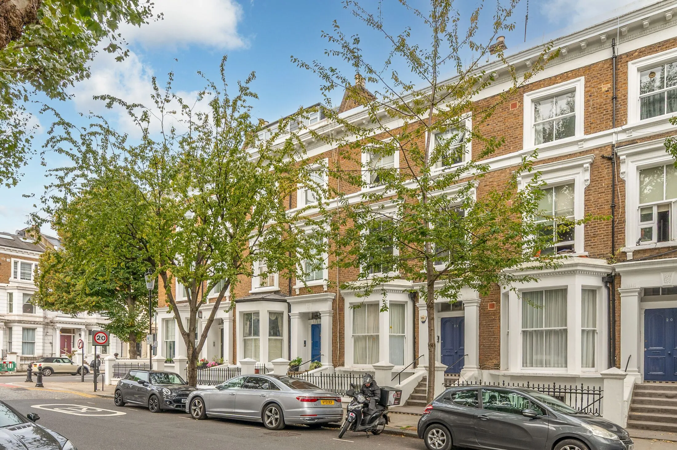 Flat Upper Addison Gardens in Greater London