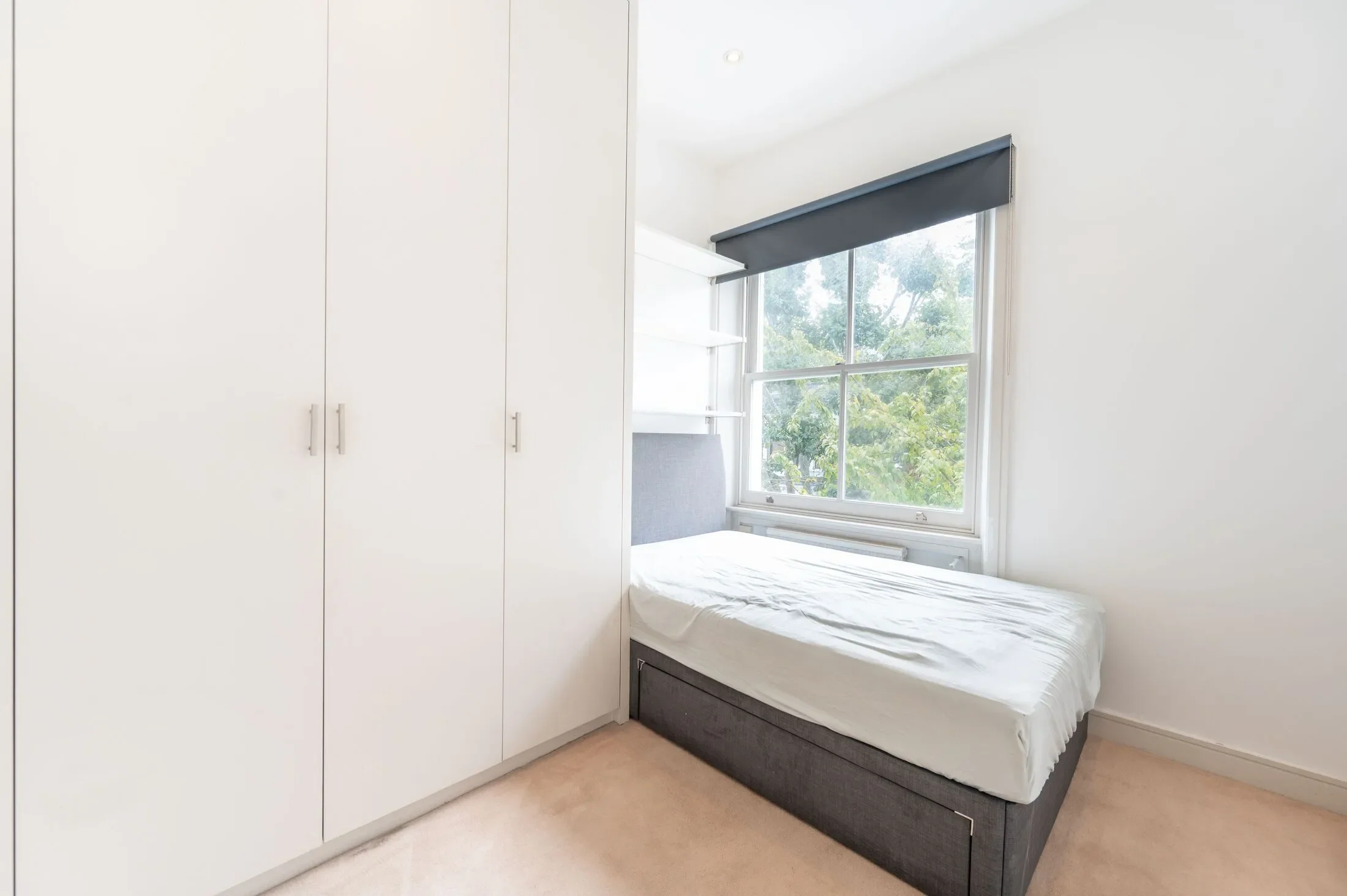 Flat Upper Addison Gardens in Greater London
