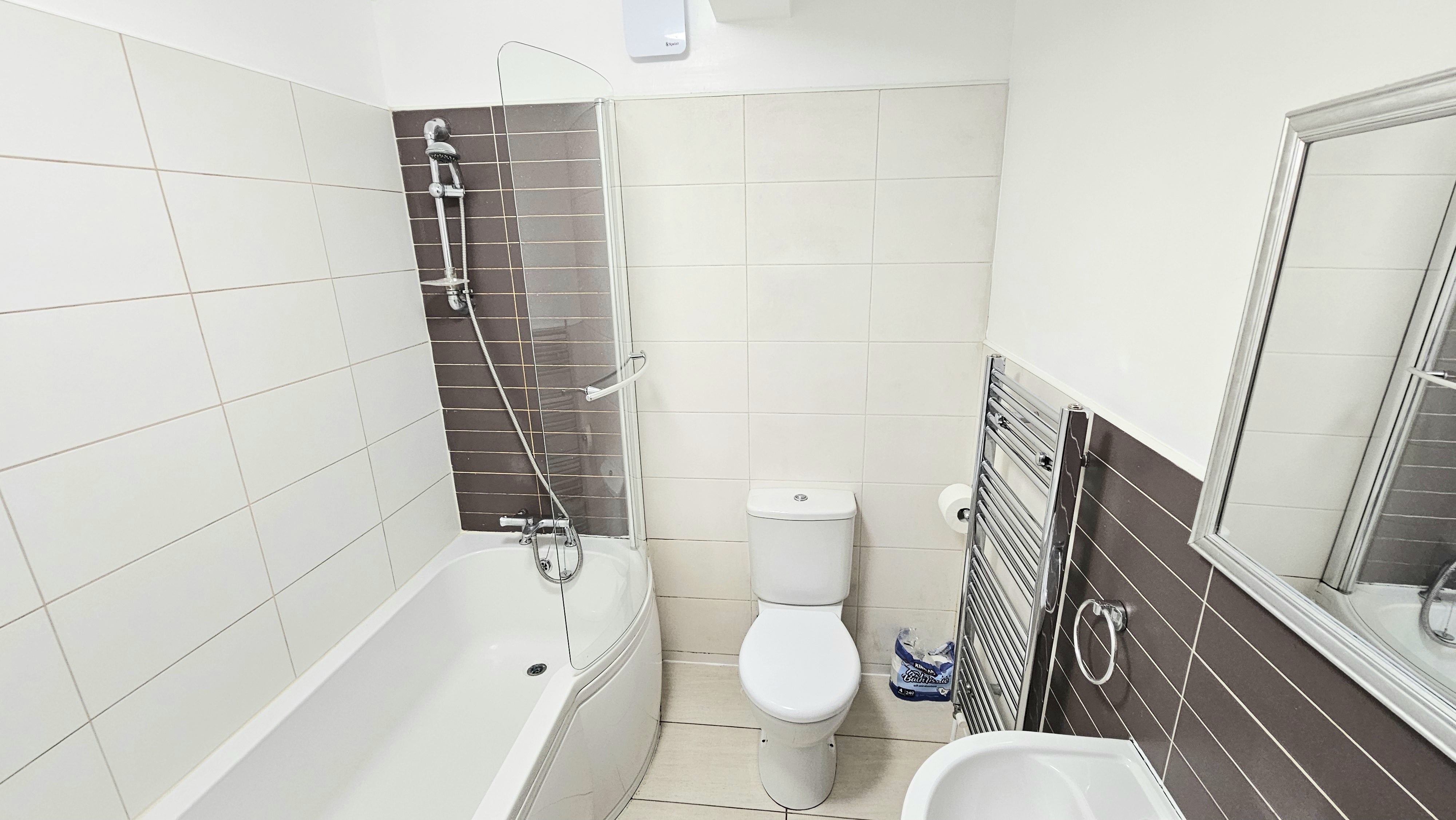 Flat Cresswell Grove in Manchester