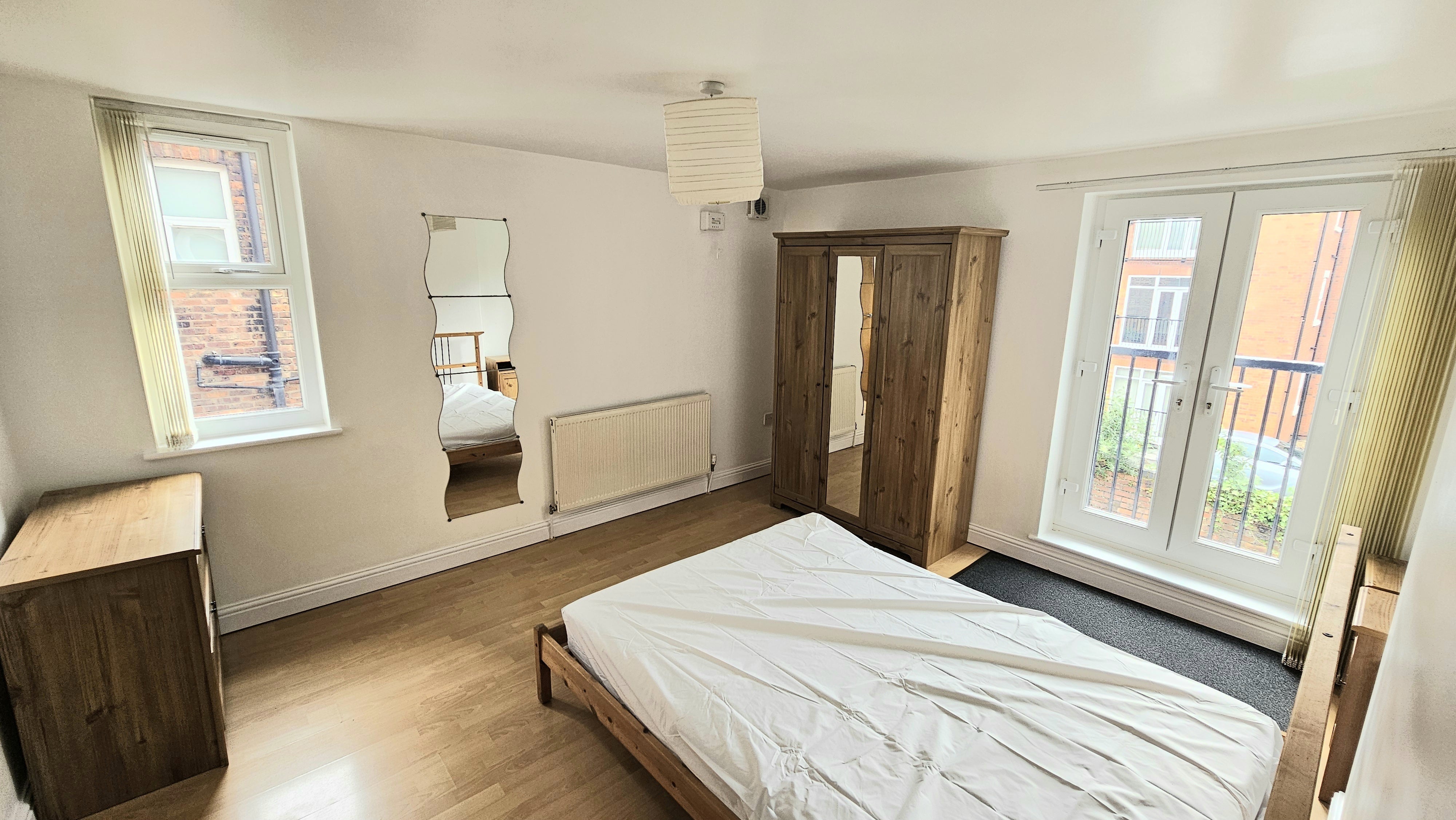 Flat Cresswell Grove in Manchester