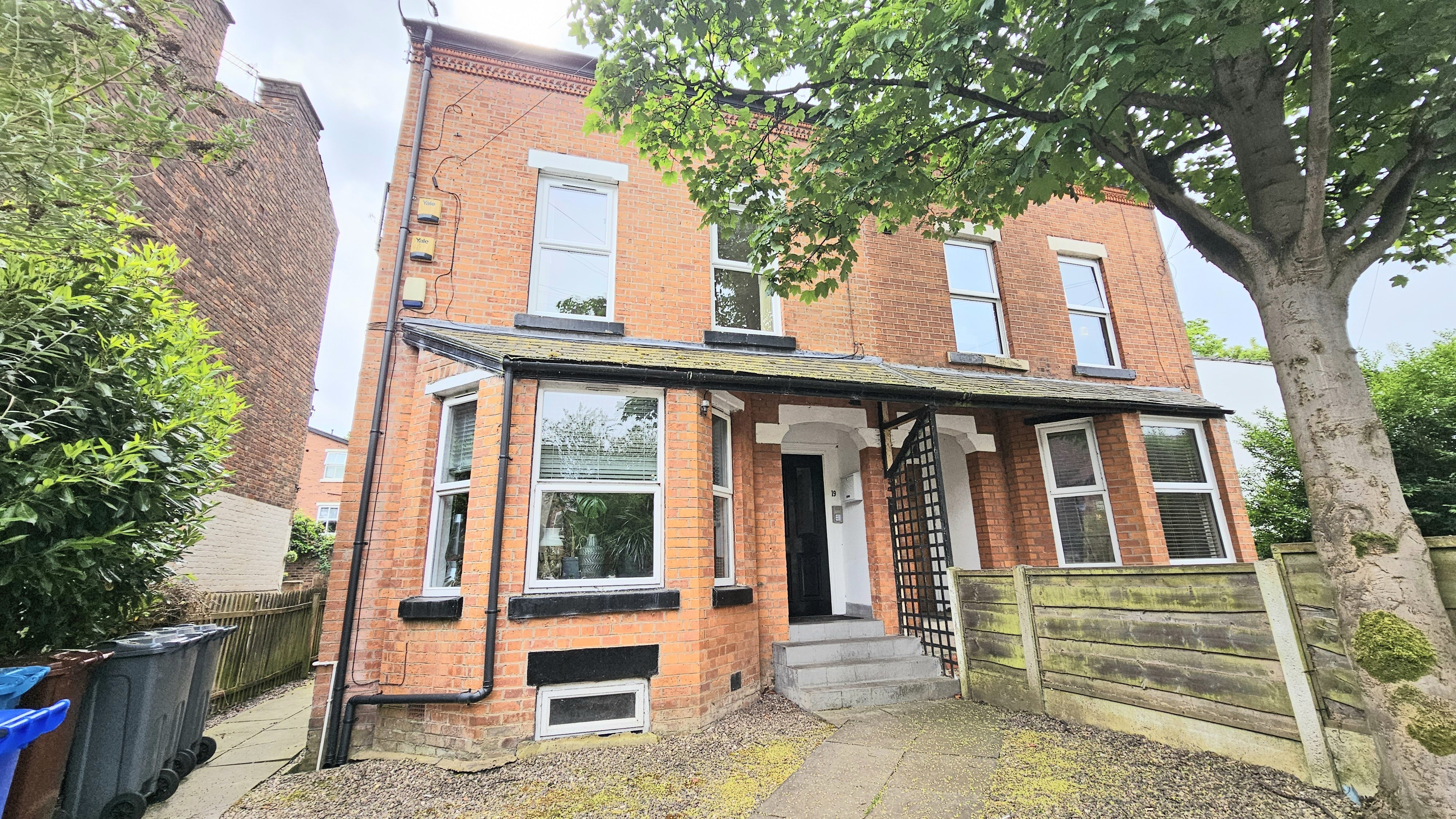 Flat Cresswell Grove in Manchester