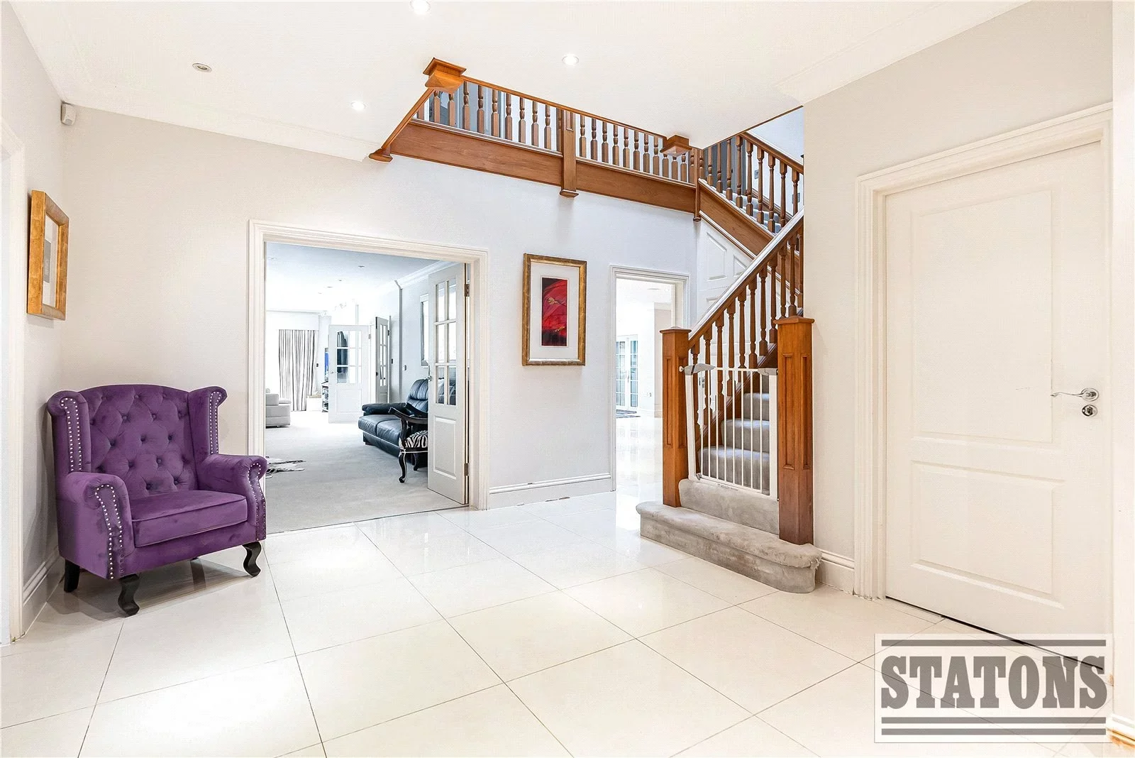 Flat Broadgates Avenue in Greater London