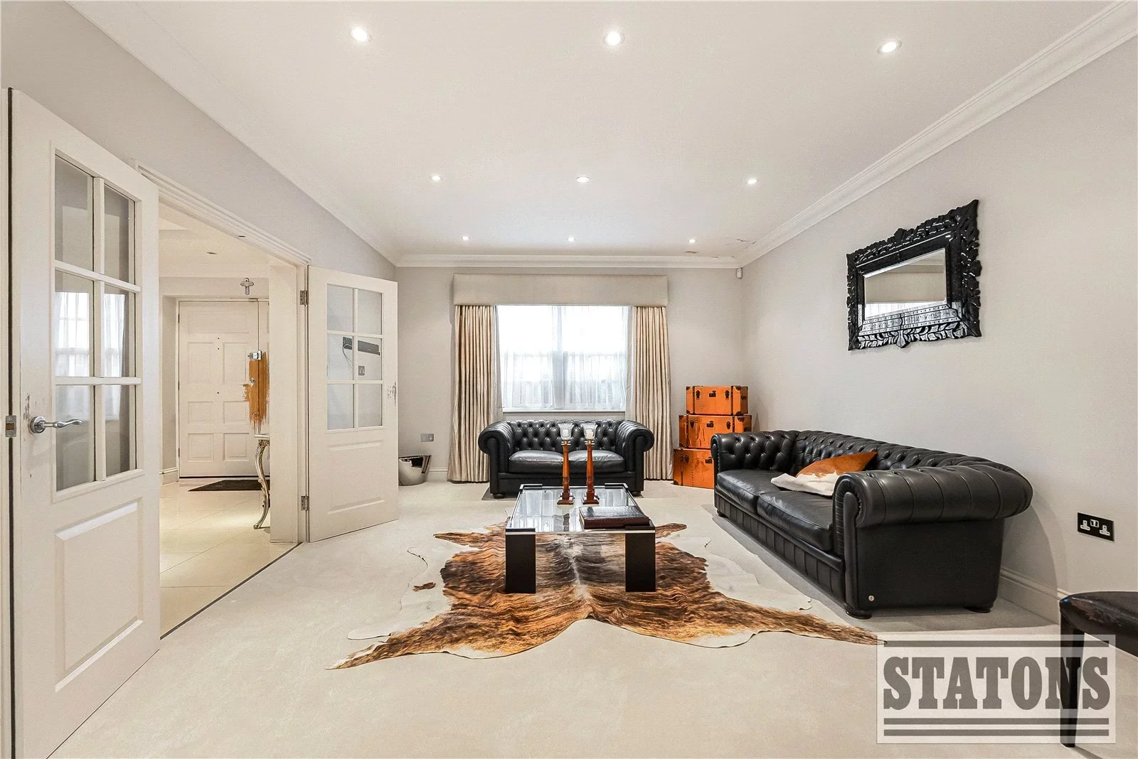 Flat Broadgates Avenue in Greater London