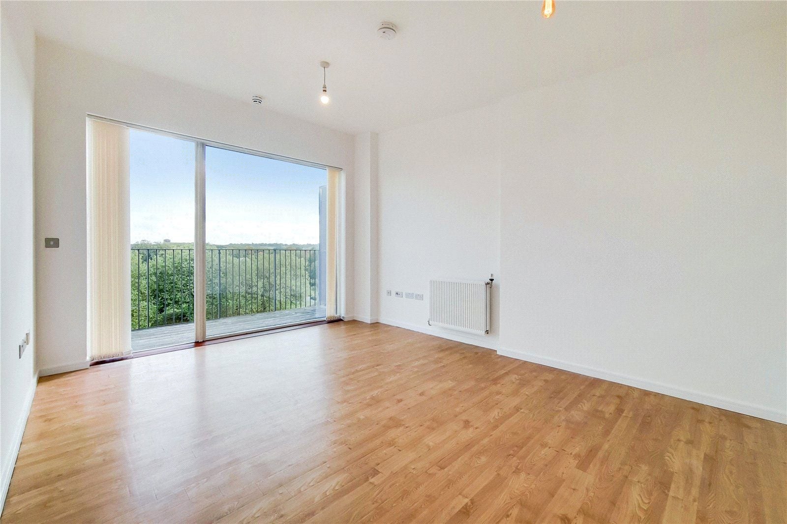 Flat Heybourne Crescent in Greater London
