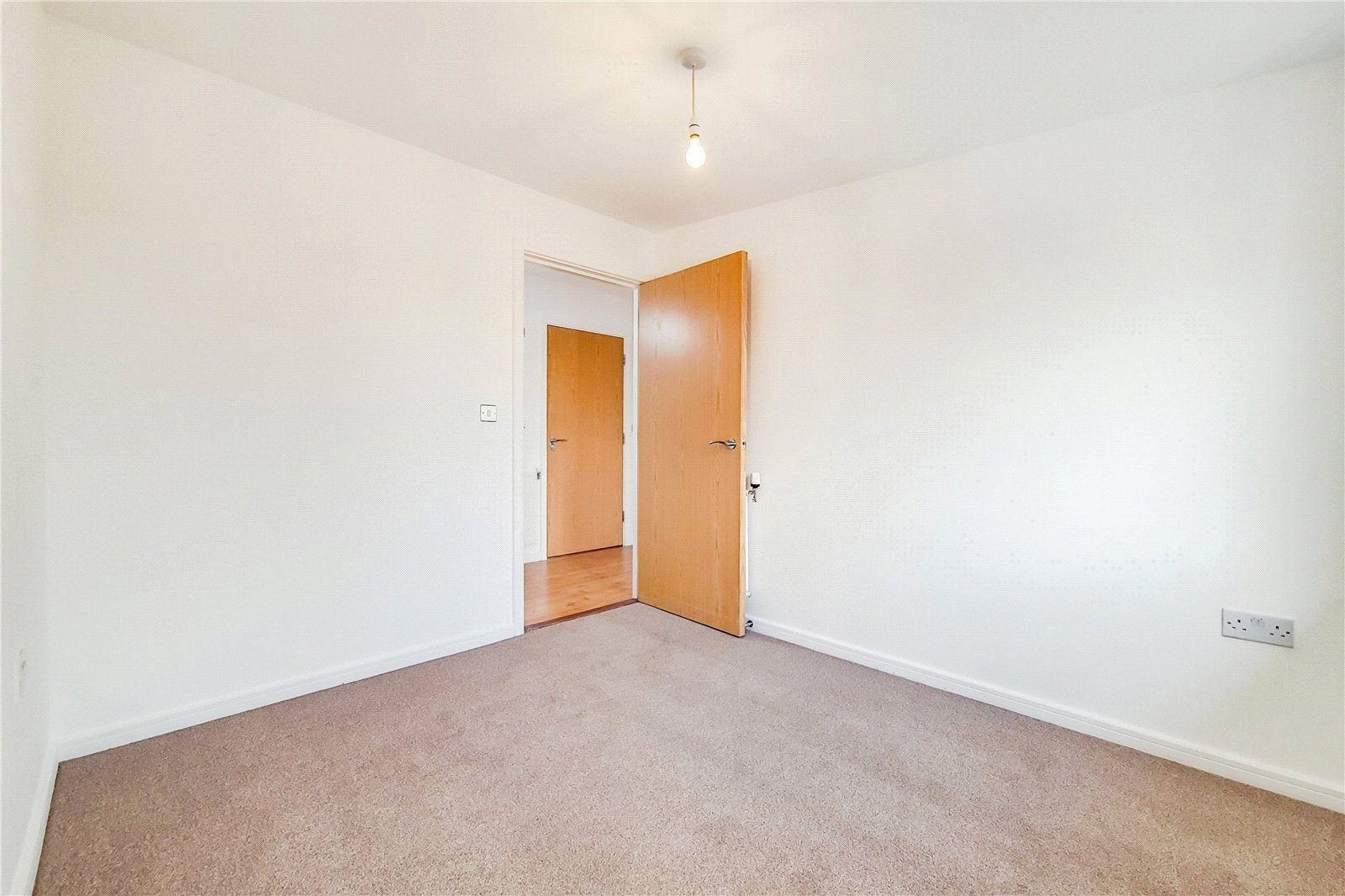 Flat Heybourne Crescent in Greater London