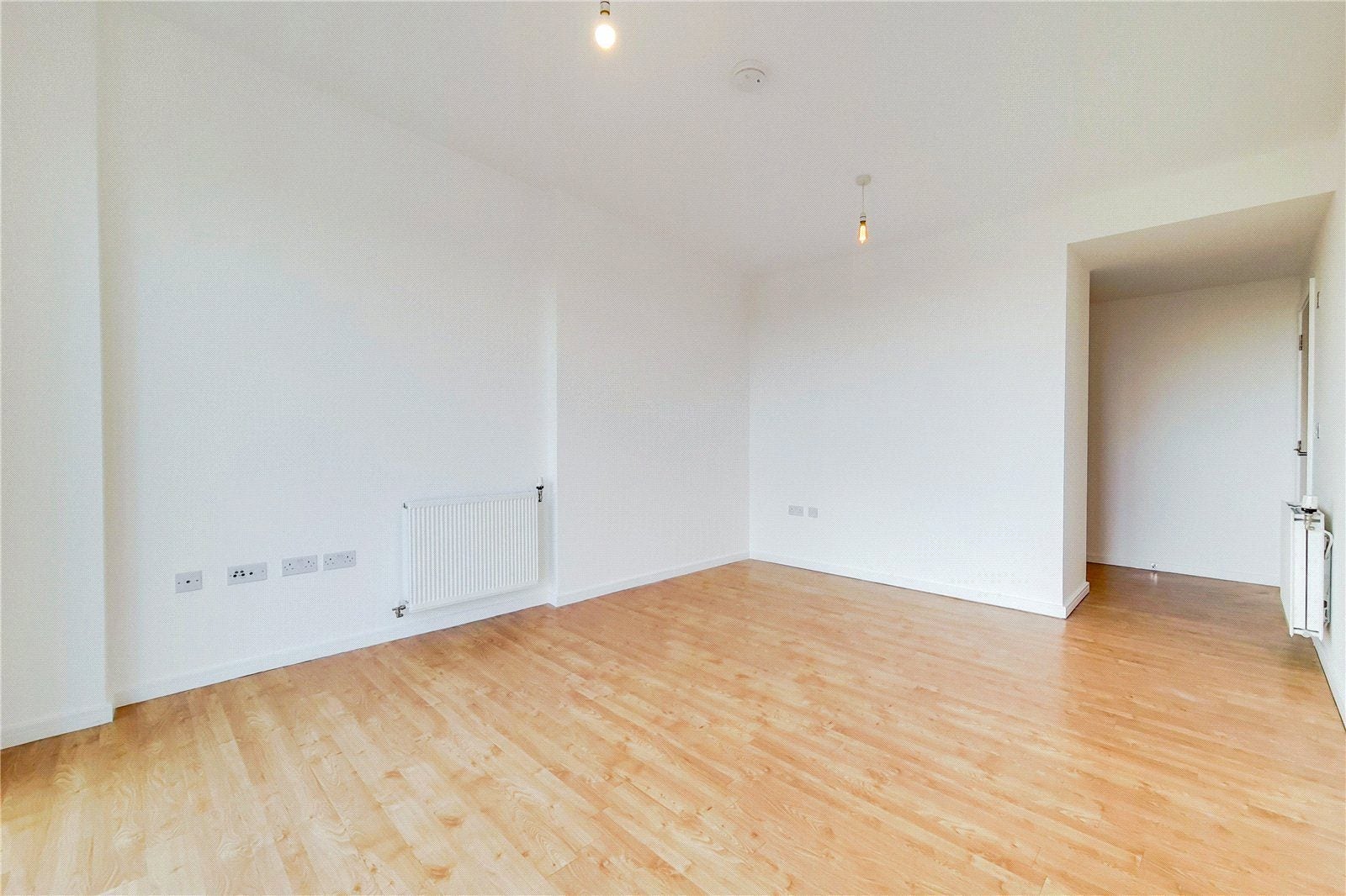 Flat Heybourne Crescent in Greater London