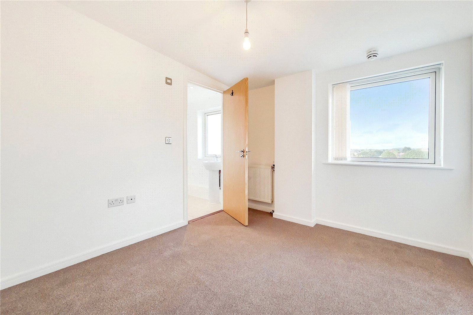 Flat Heybourne Crescent in Greater London
