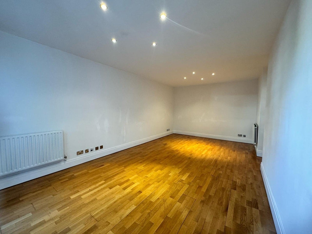 Flat Warwick Road in Greater London