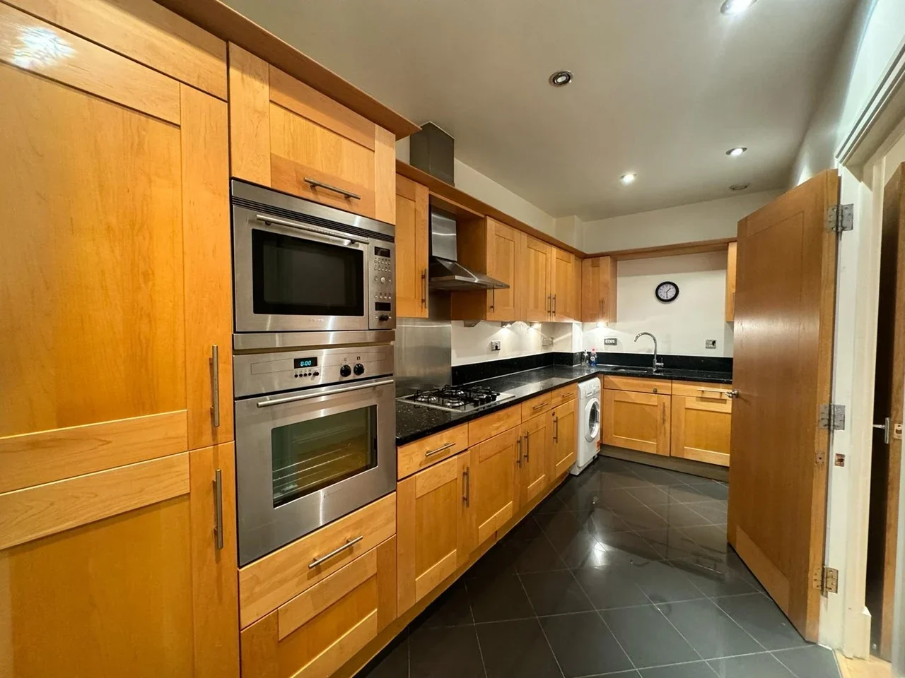 Flat Warwick Road in Greater London