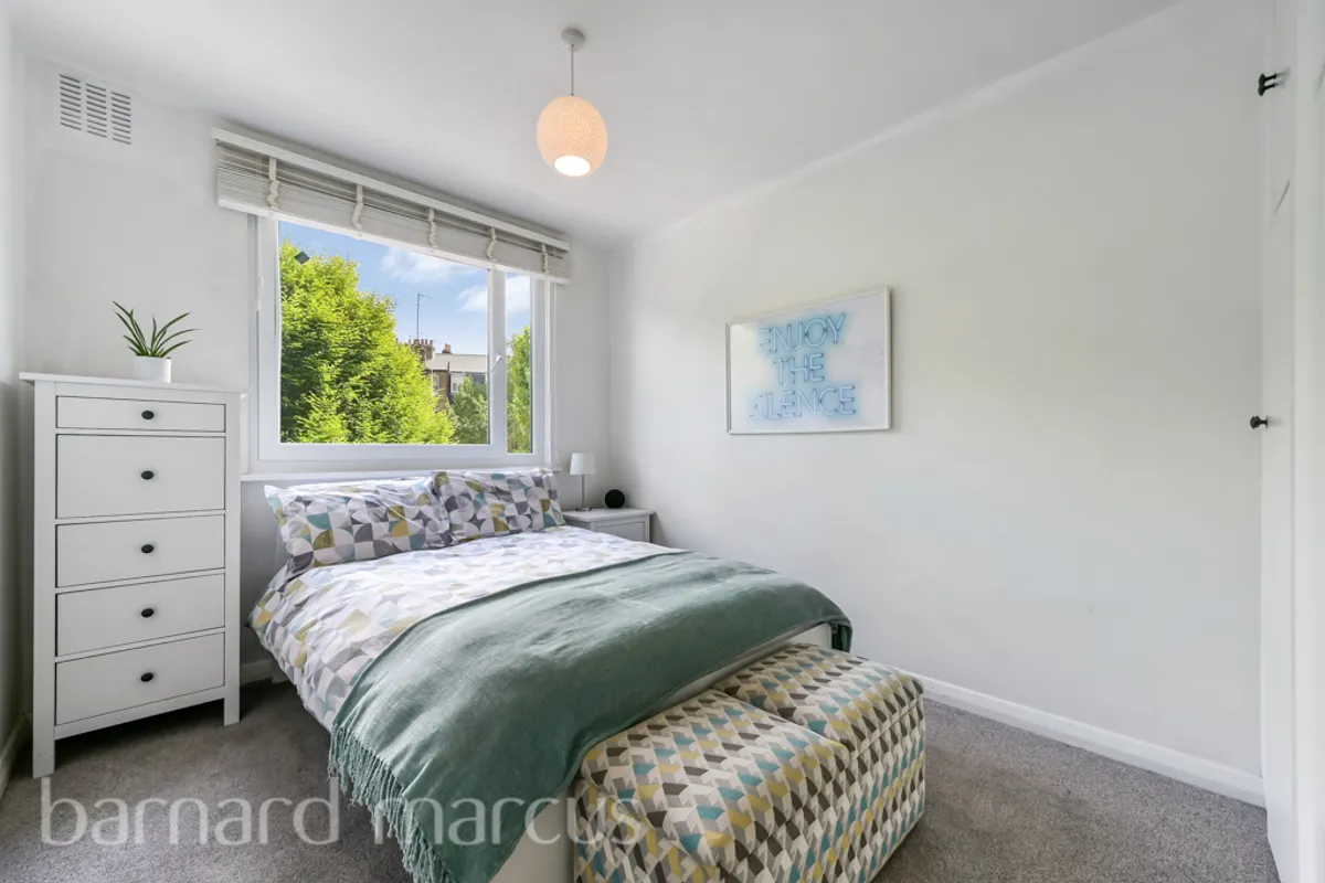 Flat Clarendon Road in Greater London