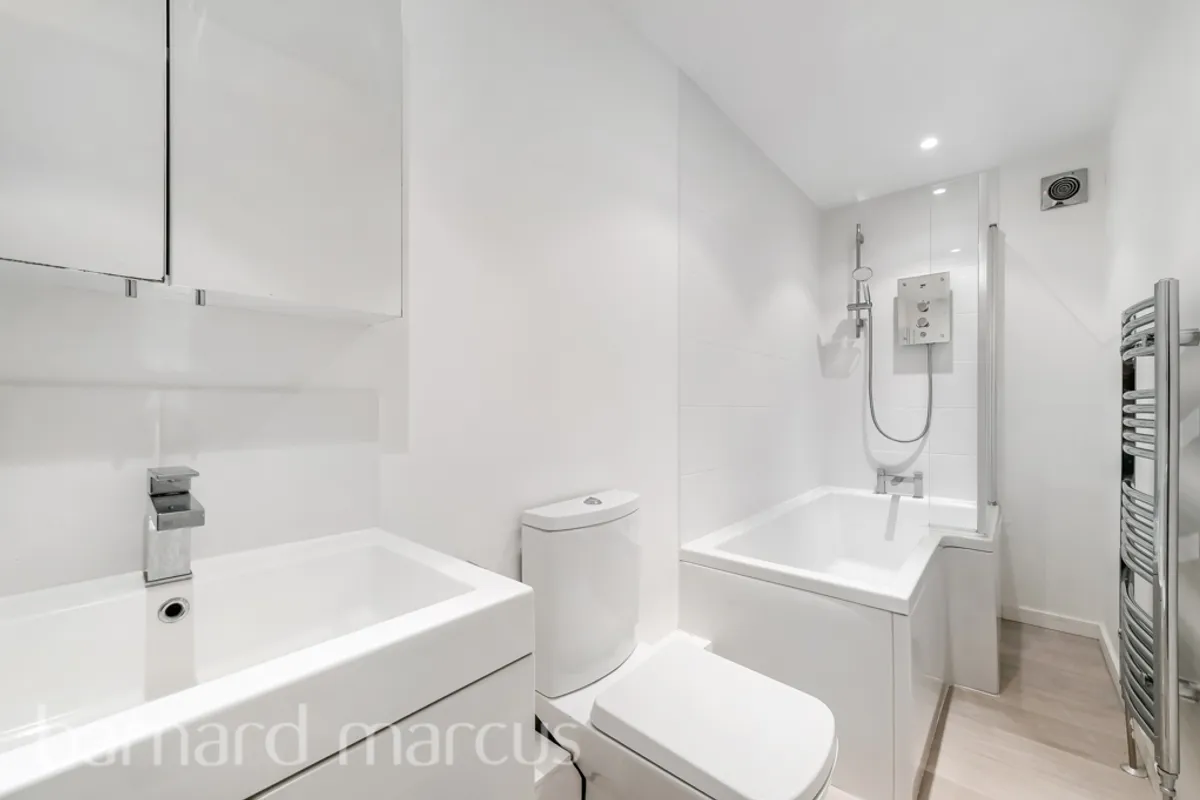 Flat Clarendon Road in Greater London