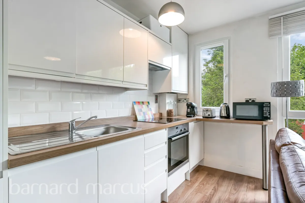 Flat Clarendon Road in Greater London