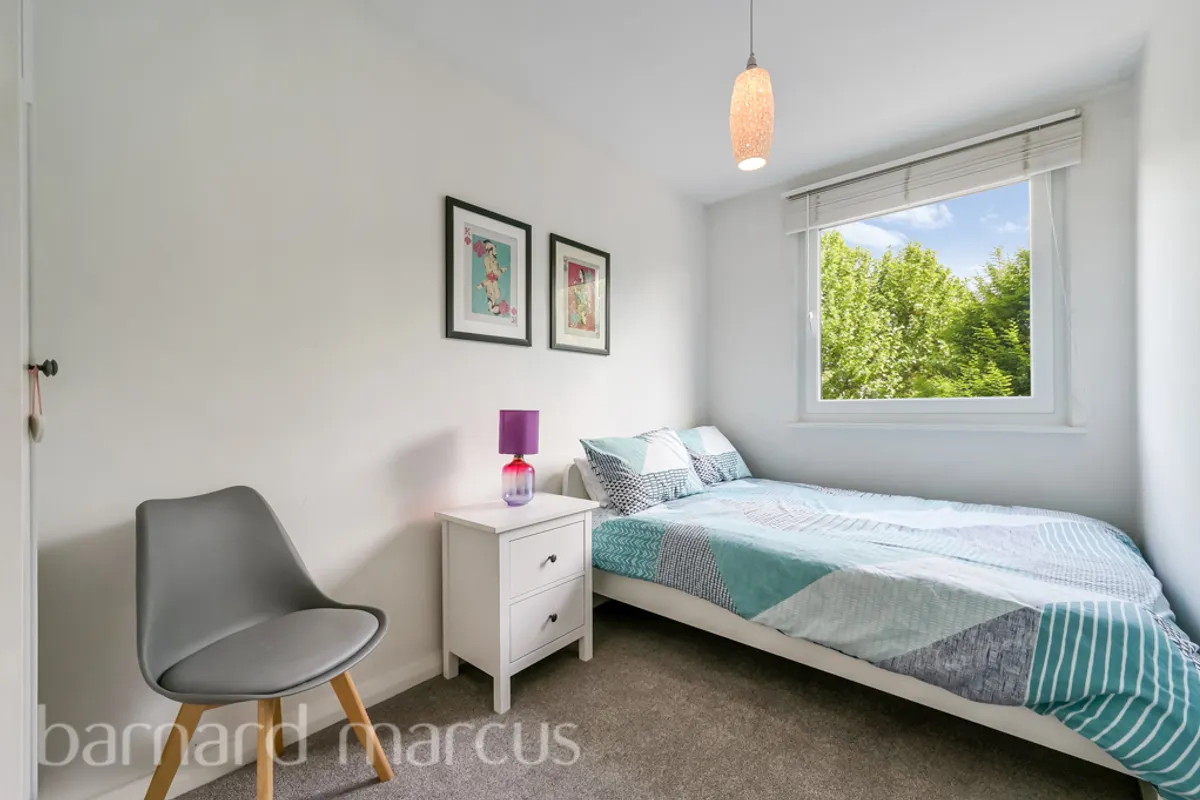 Flat Clarendon Road in Greater London